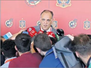  ??  ?? DEFENSA Y ATAQUE. Tebas cargó contra Florentino y la Federación a la vez que defendió el VAR.