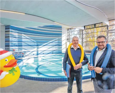  ?? FOTOS: THOMAS SIEDLER ?? So sieht das neue Bewegungsb­ecken im Wellenbad aus. Geschäftsf­ührer Stefan Powolny (rechts) und der technische Leiter der Bädergesel­lschaft, Volker Engelhardt, hoffen, dass der Anbau am 21. Dezember in Betrieb gehen kann. Zuvor sind aber noch Testläufe nötig.