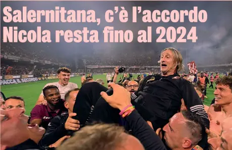  ?? ANSA ?? La festa all’Arechi Davide Nicola, 49 anni, portato in trionfo dai suoi giocatori nella surreale serata della salvezza, ottenuta nonostante lo 0-4 all’Arechi contro l’Udinese