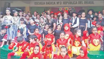  ??  ?? Alegres y coloridos, estudiante­s de la Escuela Brasil, realizaron su clausura escolar 2018.