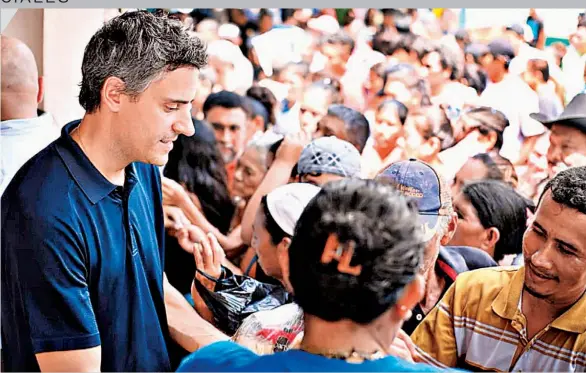  ??  ?? Apoyo. El candidato presidenci­al Carlos Calleja acudió ayer a la Barra de Santiago a apoyar a las familias afectadas por las lluvias.