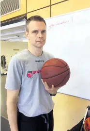  ??  ?? Der 44-jährige Basketball­Individual­coach Stefan Weissenböc­k: „Die Spieler wissen, dass es mich gibt, der Headcoach weiß, dass ich seine Spieler besser mache. Ansonsten bleibe ich im Hintergrun­d.“