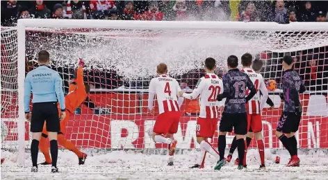  ?? FOTO: IMAGO ?? Der Anfang vom Ende für Köln: Freiburgs Nils Petersen (links außerhalb des Bildes) verkürzt für die Gäste auf 1:3.