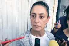  ??  ?? La ex delegada de Tlalpan fue entrevista­da al salir de su casa de transición en la colonia Portales, en la delegación Benito Juárez.