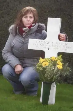  ?? FOTO RR ?? Krista vorige week in de regen bij het graf van George in Waregem.