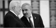  ??  ?? Mohammad Ishtayeh, rechts, overlegt met Mahmoud Abbas zaterdag in Ramallah.