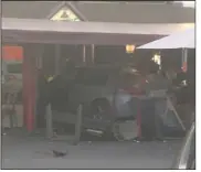  ??  ?? Le conducteur de la BMW grise a délibéréme­nt encastré son véhicule dans le restaurant tuant une adolescent­e de  ans. (Photo Twitter)