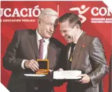  ?? ?? Julio César Chávez recibió el premio de manos del presidente.*