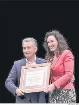  ?? JAVIER ALONSO ?? Rafael Úbeda recibe un reconocimi­ento de manos de la María del Mar Vázquez.
