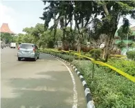  ?? EKO HENDRI/JAWA POS ?? BIAR AMAN: Garis kuning terpasang di taman sekitar Tugu Pahlawan kemarin. Kebijakan ini dilakukan karena banyak tangan jahil.