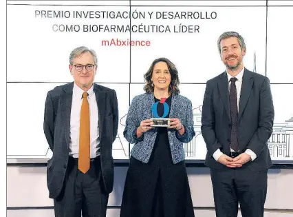  ?? ?? Silvia Uzuriaga, tras recibir el galardón de manos de Francisco Marhuenda y Miguel Ángel García Martín