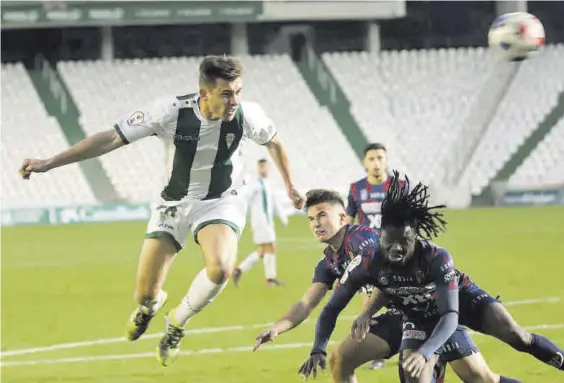  ?? FRANCISCO GONZÁLEZ ?? Alberto del Moral cabecea un balón durante un encuentro del Córdoba CF, la pasada temporada, en El Arcángel.