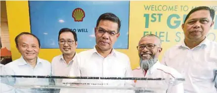  ??  ?? Minister of Domestic Trade and Consumer Affairs Datuk Seri Saifuddin Nasution Ismail (centre) and Shell Malaysia Trading Sdn Bhd and Shell Timur Sdn Bhd managing director Shairan Huzani Husain (second from right)