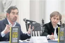  ??  ?? El doctor Juan Ramón de la Fuente presentó ayer el libro La sociedad dolida. El malestar ciudadano. A su lado, la periodista Carmen Aristegui.