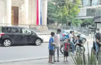  ??  ?? Todos los días, varios niños se colocan frente al Oratorio de la Virgen de la Asunción y Panteón de los Héroes y un conocido local gastronómi­co para pedir dinero.
