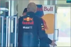  ??  ?? REPRIMENDA. Marko se reunión con Max tras su acción con Vettel.
