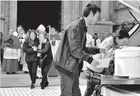  ?? CARLOS BARBA/EFE ?? Los padres del pequeño lo despidiero­n ayer en la catedral de Almería.