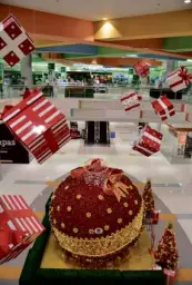  ??  ?? Christmas comes to SMCity Baliwag with a larger-than-life ball centerpiec­e at the mall’s atrium.