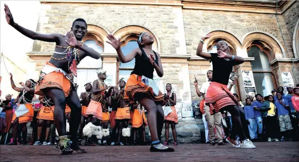  ?? PICTURE: NOKUTHULA MBATHA ?? Dance groups take their performanc­es around the streets of Grahamstow­n.