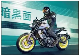  ??  ?? Une vraie gueule aux lignes acérées et des performanc­es de haut vol placent cette Yamaha MT-  directemen­t dans la catégorie des roadsters sportifs.