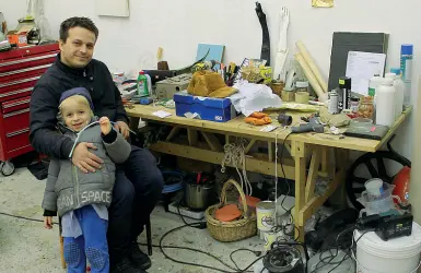  ??  ?? Namsal Siedlecki insieme al suo bambino nel laboratori­o di Seggiano