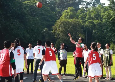  ?? DBL FOR JAWA POS ?? LAMA TAK PEGANG BOLA: Presiden Jokowi melepaskan tembakan saat bermain basket bersama pemain dan alumni DBL di Istana Kepresiden­an Bogor kemarin.