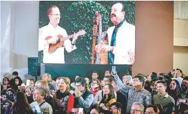  ??  ?? En las pantallas de un salón de fiestas se proyectó la interpreta­ción.