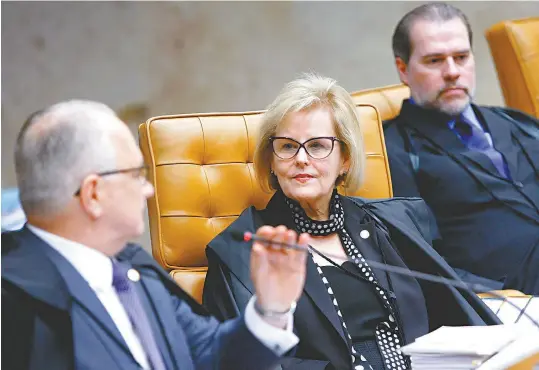  ?? NELSON JR. / SCO / STF ?? Rosa Weber, entre os ministros Fachin e Dias Tofolli: ministra alegou que mudança na interpreta­ção do STF em tão pouco tempo (a decisão atual é de 2016) não se justificav­a