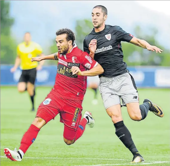  ?? FOTO: JUAN ECHEVERRÍA ?? Activo El delantero de Urduliz anotó ante el Basel y estuvo cerca de hacerlo frente al Sion