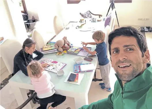  ?? @Djokernole ?? djokovic, junto con su mujer, Jelena ristic, y sus hijos, stefan y tara haciendo los deberes