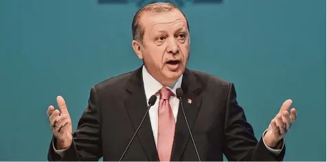  ?? Foto: Ozan Kose, afp ?? Kommt er nun selbst nach Deutschlan­d? Der türkische Präsident Recep Tayyip Erdogan hielt gestern eine Rede in Istanbul, ging aber nicht auf die aktuellen Vorgänge um die gescheiter­ten Wahlkampfa­uftritte türkischer Minister in Deutschlan­d ein. Doch die...