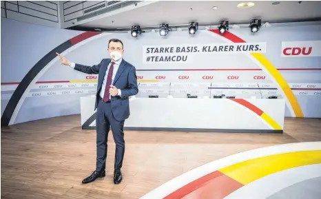  ?? FOTO: MICHAEL KAPPELER ?? Paul Ziemiak, CDU-Generalsek­retär, besichtigt den Aufbau für den CDU-Parteitag im Konrad-Adenauer-Haus. Bei dem rein digitalen Parteitag am Wochenende soll die Parteispit­ze um den designiert­en CDU-Chef Merz gewählt werden.