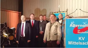  ?? Foto: dpa/Martin Fischer ?? Pegida-Gründer Bachmann (4. von links) 2018 beim politische­n Aschermitt­woch der AfD in Sachsen