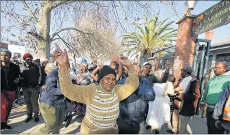  ?? Picture: TEMBILE SGQOLANA ?? NOT BACKING DOWN: Komani protesters who were released on bail sing outside the Komani Magistrate’s Court yesterday