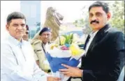  ?? BACHCHAN KUMAR/HT PHOTO ?? Dr Kailas Shinde being welcomed as the new chief of NMMC at its headquarte­rs at CBD Belapur on Thursday.