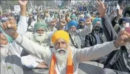  ?? BHARAT BHUSHAN/HT ?? Farmers raise slogans against the state government while blocking a highway towards Sangrur on the outskirts of Patiala on Wednesday.