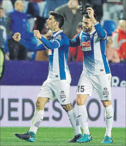  ?? FOTO: EFE ?? Gerard y David López celebran el triunfo y la clasificac­ión a cuartos El delantero marcó el segundo gol del equipo blanquiazu­l