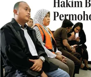  ?? CHUSNUL CAHYADI/JAWA POS ?? TERDAKWA DAN PENUNTUT: Dari kiri, Sulton Sulaiman, Siti Khomsah, serta jaksa Raden Bagus dan Beatrix duduk menunggu sidang di Pengadilan Negeri Gresik kemarin.