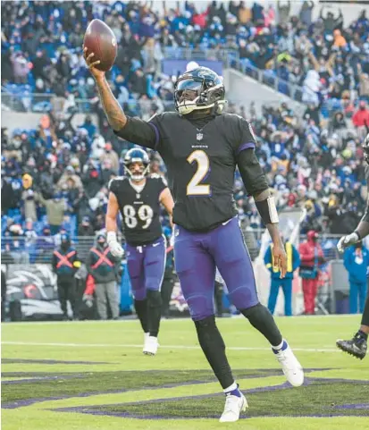  ?? JERRY JACKSON/BALTIMORE SUN ?? Ravens quarterbac­k Tyler Huntley hoists the football as he runs into the end zone on a successful 2-point conversion during the second quarter of a win over the Falcons on Dec. 24 at M&T Bank Stadium. Injuries to Huntley’s right wrist and right throwing shoulder have limited his participat­ion in practice all week.