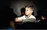  ??  ?? Sui banchi Bambini siriani che frequentan­o il secondo turno nella scuola di Labwe (foto di Diego Ibarra Sánchez, documentar­ista spagnolo che vive in Libano)