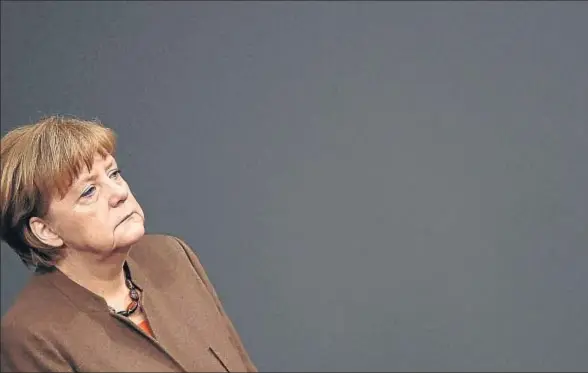  ?? RAINER JENSEN / EFE ?? Merkel, ayer en el Bundestag, en un acto en memoria de los fallecidos exministro­s de Exteriores Guido Westerwell­e y Hans-Dietrich Genscher