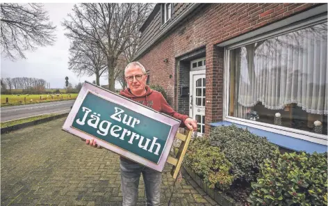  ?? RP-FOTOS: MVO ?? Ewald Angenendt mit dem bereits abmontiert­en Schild der ehemaligen Gaststätte „Zur Jägerruh“. Zum Jahreswech­sel hat er den Betrieb eingestell­t.