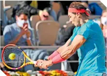  ?? / FOTO: AFP ?? Rafa practicó por última vez en París y está listo para jugarle con todo a su rival.