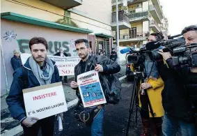  ??  ?? La protesta Manifestaz­ione di giornalist­i e cameramen ieri a Ostia (LaPresse)