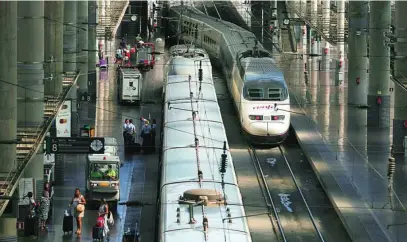  ?? JESÚS G. FERIA ?? Dos trenes de alta velocidad estacionad­os en la madrileña estación de Atocha