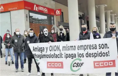  ?? ÁNGEL DE CASTRO ?? La protesta de los trabajador­es de Oion contra Arriaga desarrolla­da ayer en Zaragoza con una ‘performanc­e’.