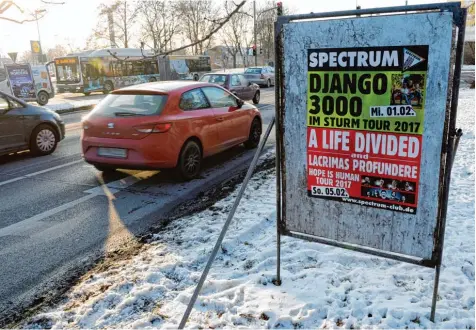  ?? Foto: Silvio Wyszengrad ?? Plakatwerb­ung in der Bürgermeis­ter Ackermann Straße, wie sie bald der Vergangenh­eit angehören soll.