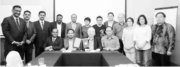  ??  ?? Wee (seated, second right) and Vigneswara­n (seated, second left) with other MCA and MIC leaders when issuing the parties’ joint statement.