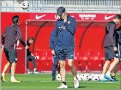  ??  ?? Lopetegui, pensativo durante el entrenamie­nto de ayer.