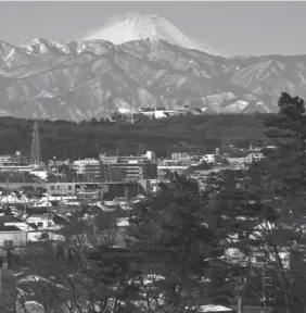  ??  ?? Snow covered Mount Fuji is seen from Tokyo after a snow storm hit Japan. AGENCE FRANCE PRESSE